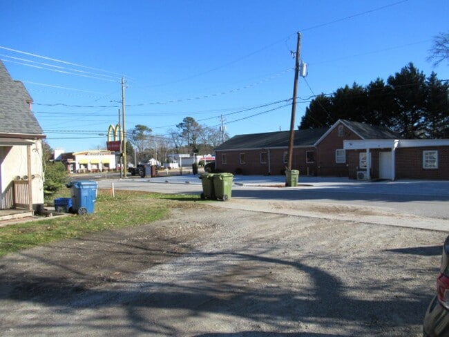 Building Photo - 1404 Maple St