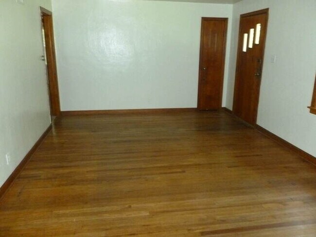 Foto del edificio - 116 S Bryan Ave