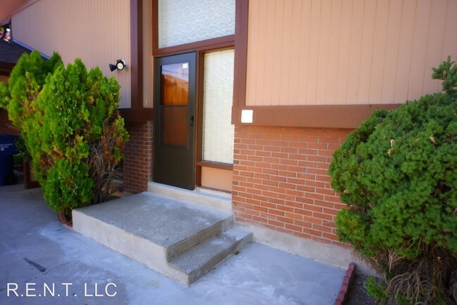 Building Photo - 3 br, 2 bath House - 668 E. Malibu