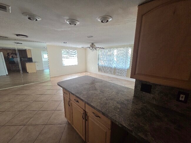 Building Photo - 7225 Rosarian Dr