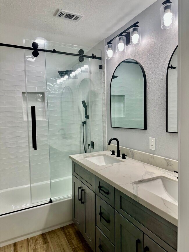 Foto del edificio - 10615 Piping Rock Ln
