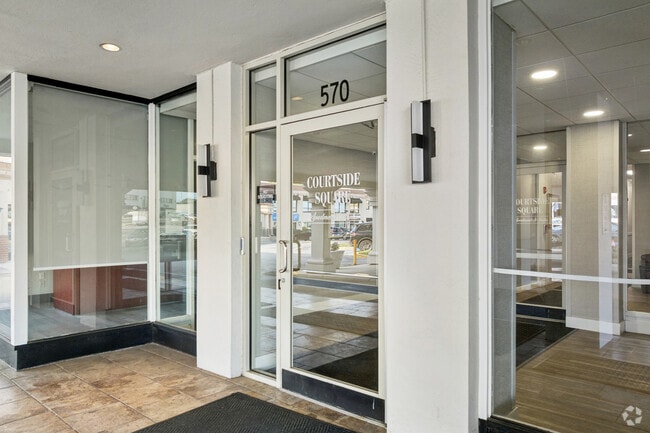 Entrada - Courtside Square Apartments