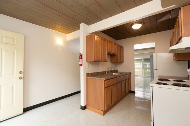Kitchen & Entryway - Woodridge