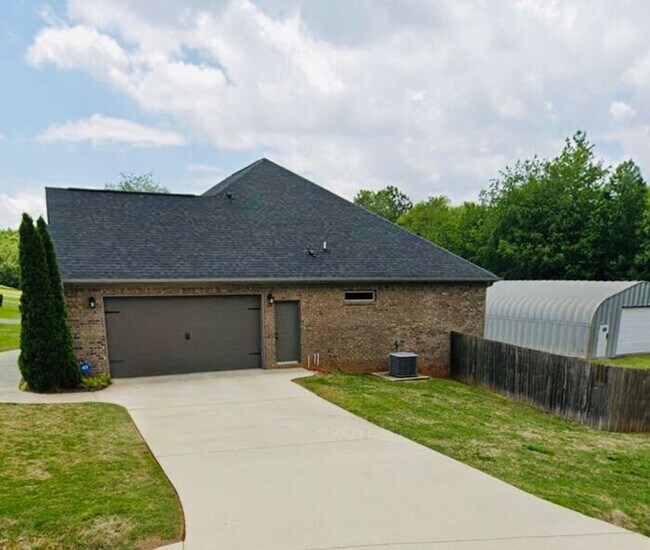 Foto del edificio - Custom Built Home with Fenced Yard