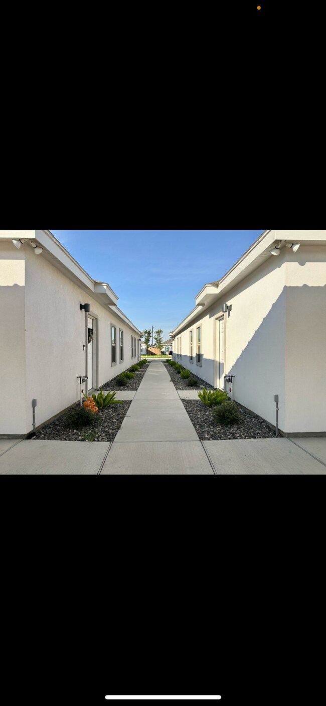 Building Photo - 5609 Sandpiper Ave