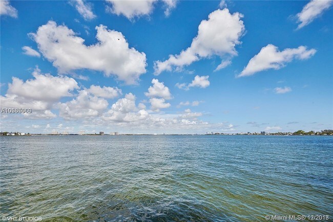 Foto del edificio - BAYVIEW CONDO