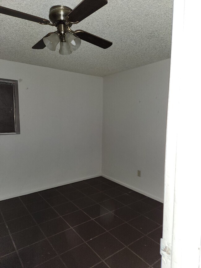Foto del edificio - 636 N Western Ave