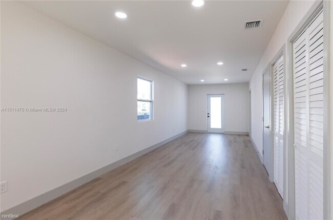 Building Photo - 2 br, 2 bath House - 3522 SW 3rd St # 1
