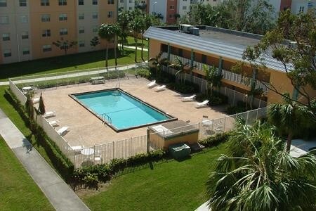 Foto del edificio - CUTLER GARDENS APARTMENTS