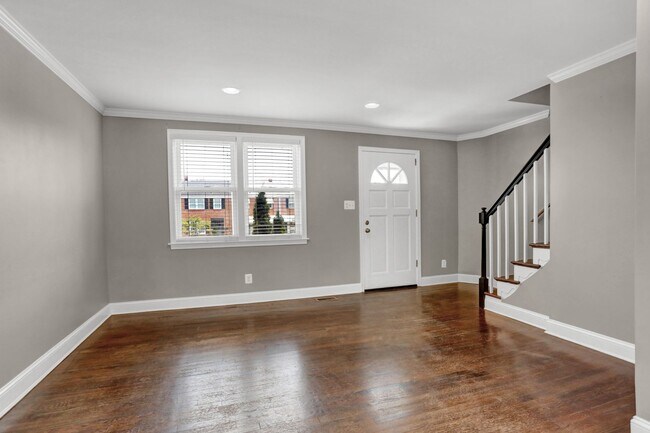 Building Photo - Spacious 3-Bedroom Townhome with Modern Am...