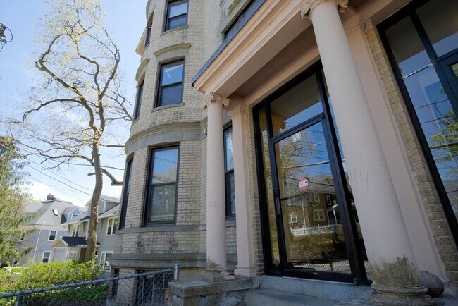 Foto del edificio - 44 Cummings Rd