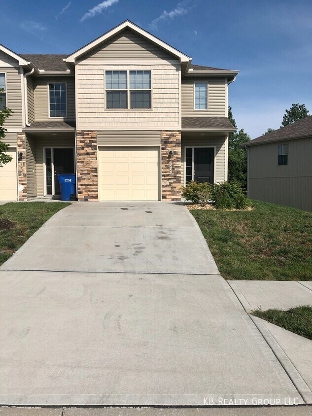 1425 NE Mary Ct, Grain Valley, MO 64029 Townhome Rentals in Grain