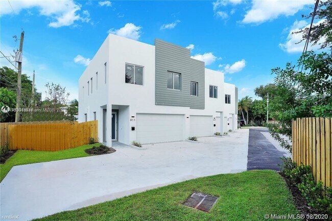 Building Photo - 3 br, 2.5 bath Townhome - 811 SE 14th St # 0