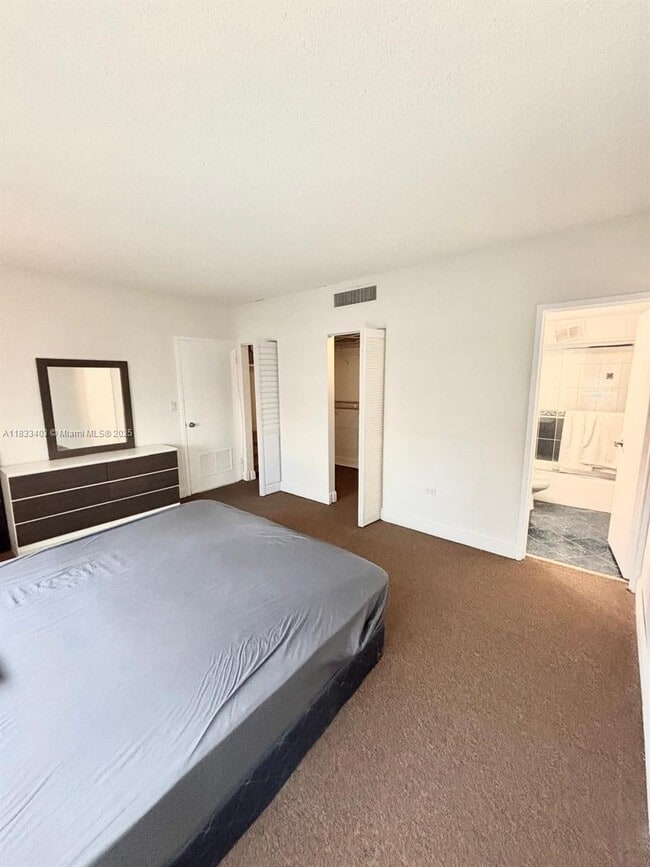 Building Photo - 801 Brickell Bay Dr