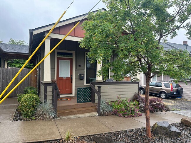 Foto del edificio - Gorgeous Cottage in Oregon City~ Hardwood Floors~ Private Back Area~ Washer/Dryer~ A/C