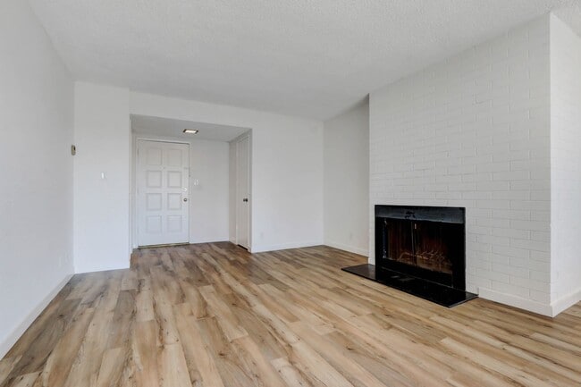 Building Photo - 1306 Armacost Ave