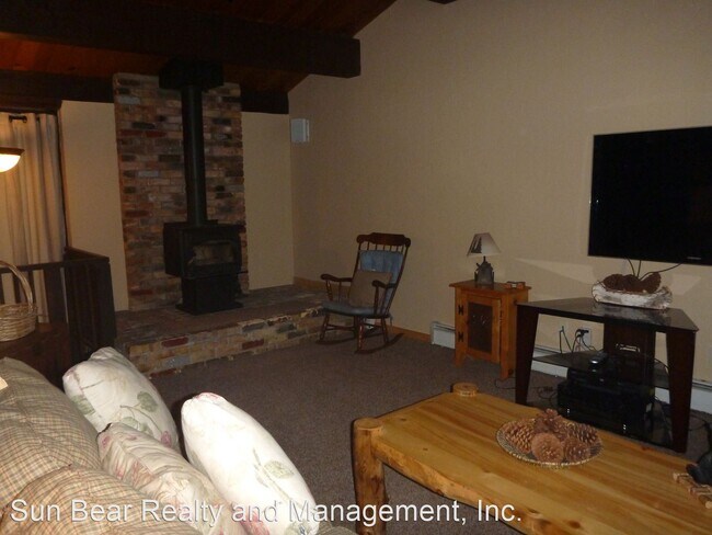 Building Photo - 2 br, 1.5 bath House - 702 College Dr. Uni...