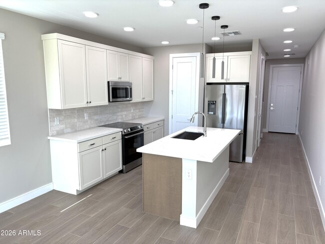 Building Photo - 1019 E Pasadena Ave