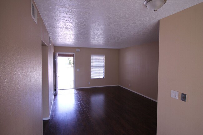 Foto del edificio - 1004 Mockingbird Ln