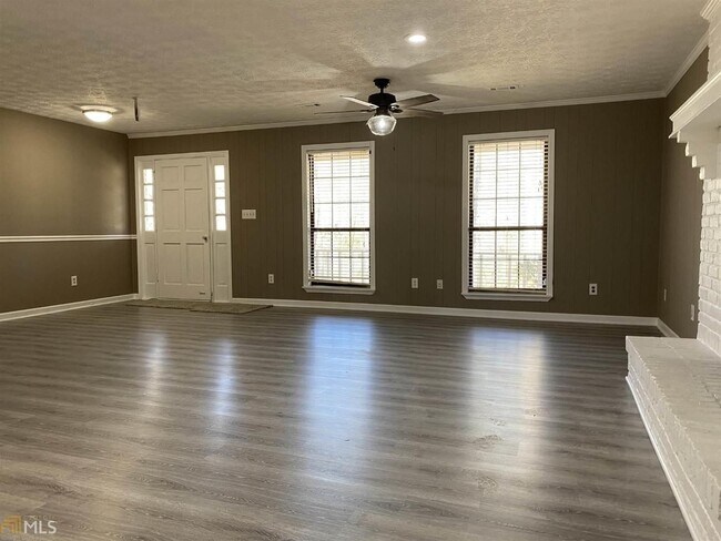 Building Photo - **PRICE IMPROVEMENT**300 Oak Street: Lovel...