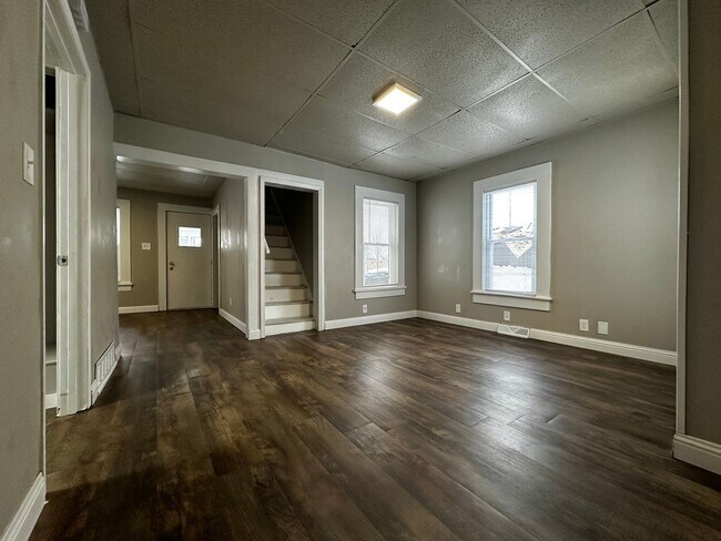 Foto del edificio - Recently Renovated 3 Bedroom 1 Bath Single...