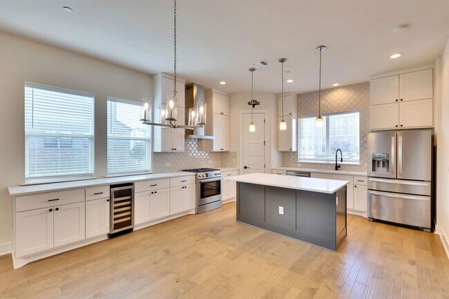 Foto del edificio - 4500 Freedom Dr