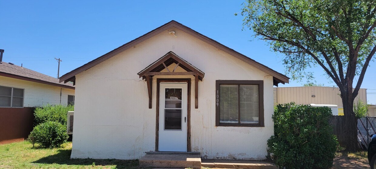 Primary Photo - ONE BEDROOM HOME EAST OF PRINCE STREET