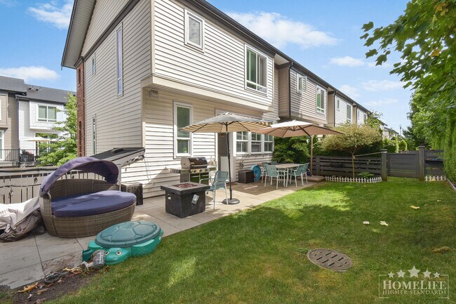 Photo du bâtiment - Bright & Spacious Townhome with Rare Large Yard in South Surrey