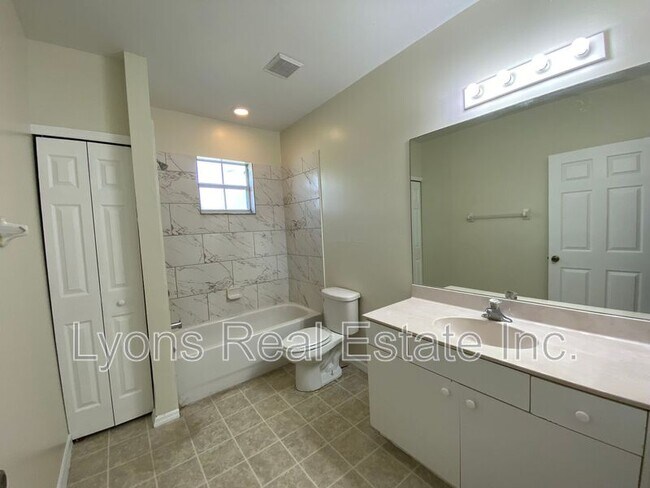 Foto del edificio - 539 Alexia Ave S