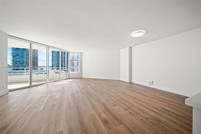 Foto del edificio - 555 NE 34th St