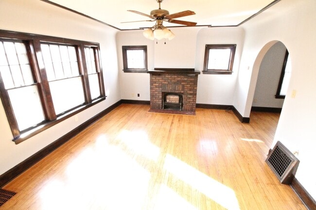 Building Photo - 2816 Dubuque St