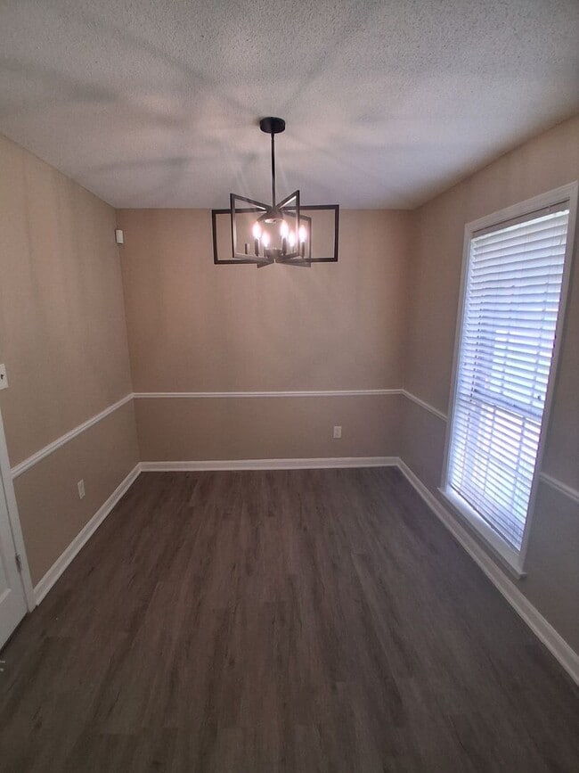 Foto del edificio - 4 Success Realty now offering this beautiful 3 bedrooms 2 bath.