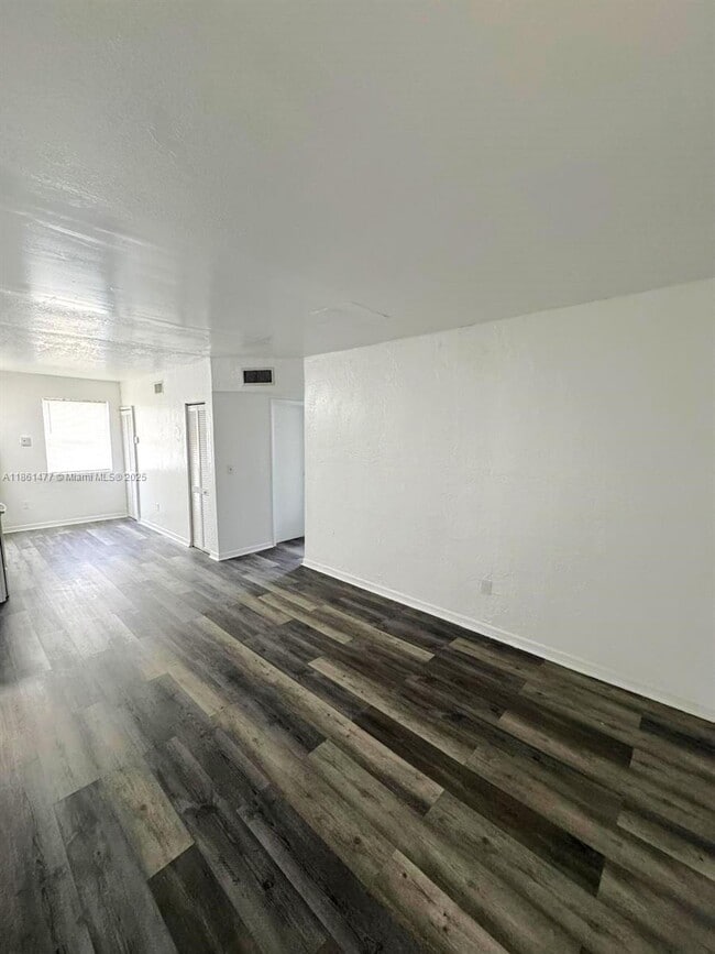 Foto del edificio - 3221 NW 48th St