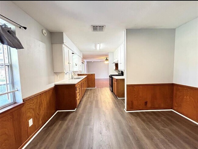Building Photo - 7630 Tanager St