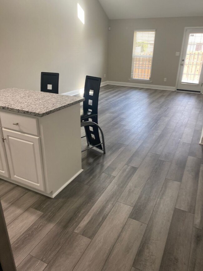 Foto del edificio - 844 Bryan Cir