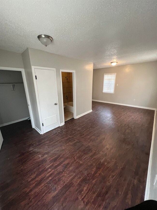Building Photo - 318 Red Oak St