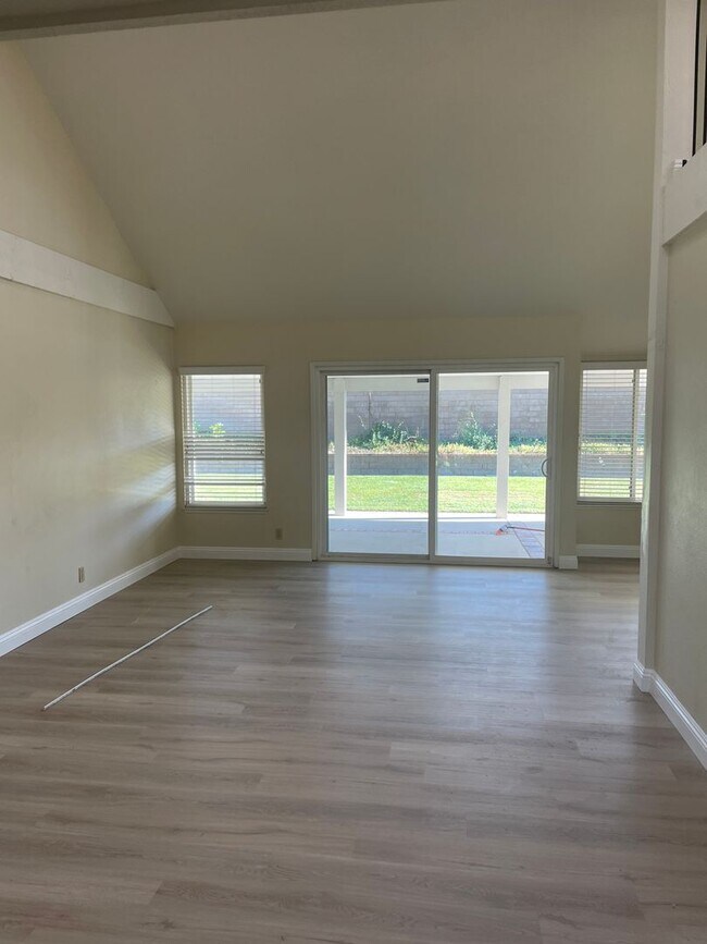Building Photo - Gorgeous 4 Bedroom 2 Bathroom Home with Lo...