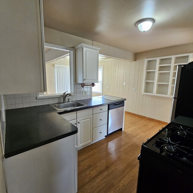 Foto del edificio - Nice 2 Bedroom Ranch w/ Great Room, Semi F...