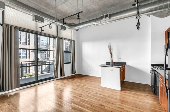 Building Photo - 900 N Kingsbury St