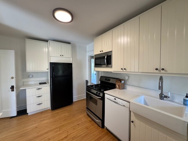 Cocina a gas y lavavajillas actualizada. - 878 Ash St