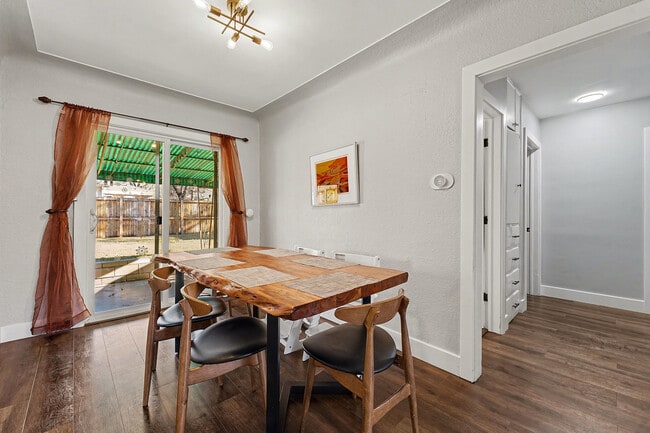 Foto del edificio - 3030 Monroe St