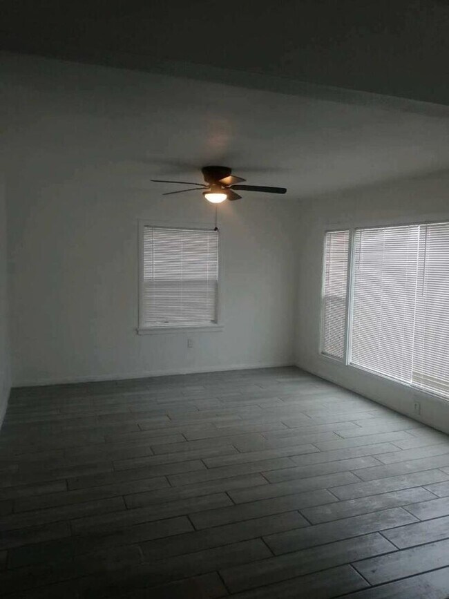 Building Photo - 1146 E 105th St