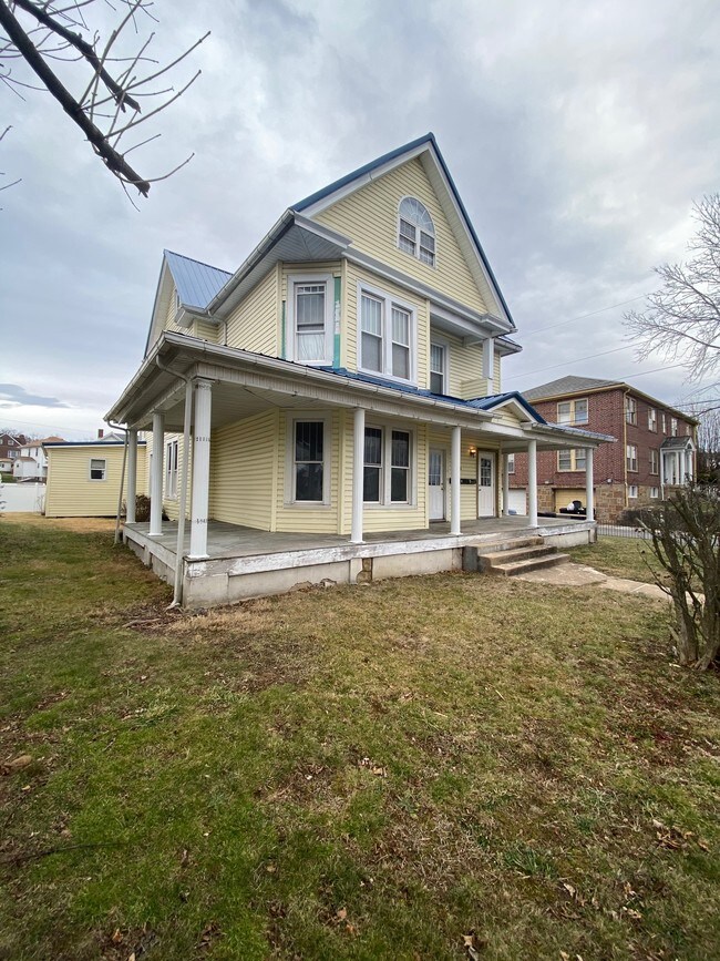 Building Photo - 900 Highland Ave