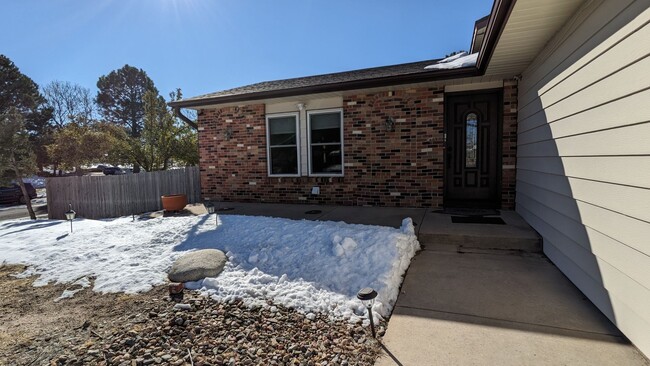 Building Photo - 3 BED/1 BATH MAIN LEVEL IN QUIET NEIGHBORH...