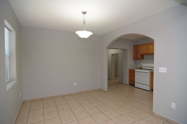 Foto del edificio - Huge 4 Bedroom 2 Bath House! Close to the ...