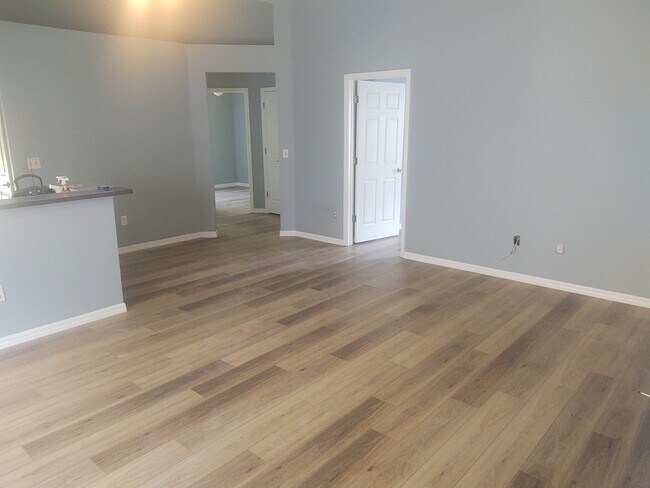 Foto del edificio - 5707 Tanagerlake Rd