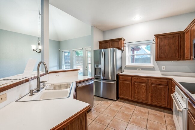 Building Photo - Updated 3 Bed, 3 Bath in N. Carrollton.