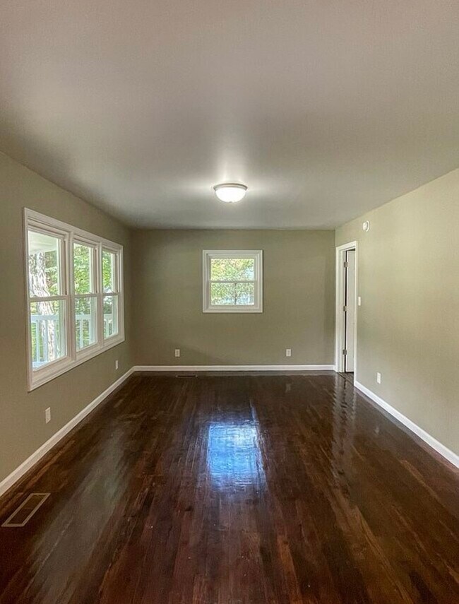 Living room - 612 Cove Rd