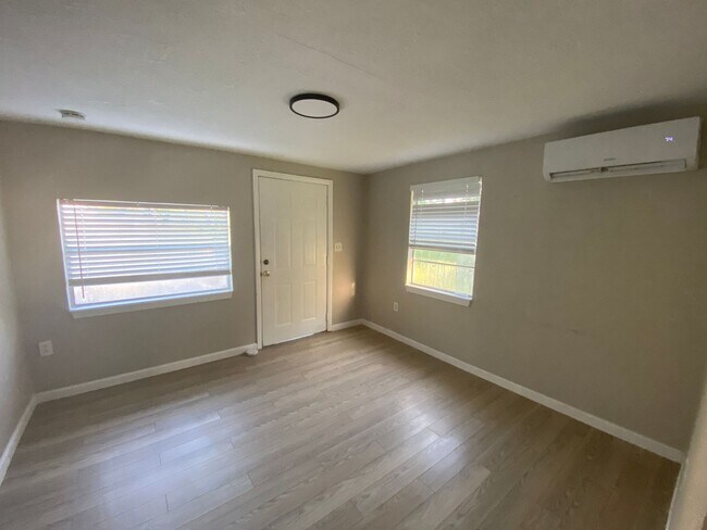 Foto del edificio - 310 Pine Ave