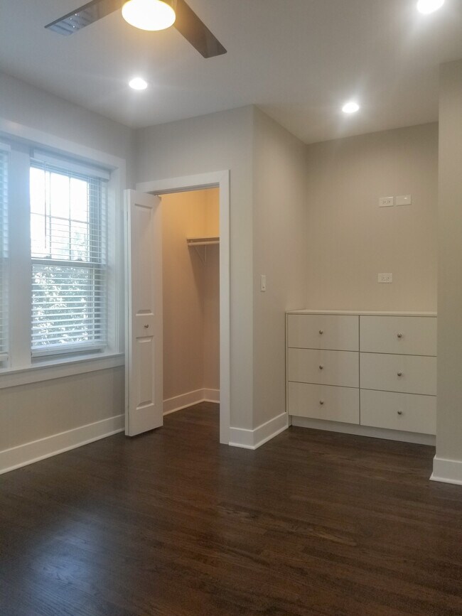 Building Photo - 5064 N Wolcott Ave